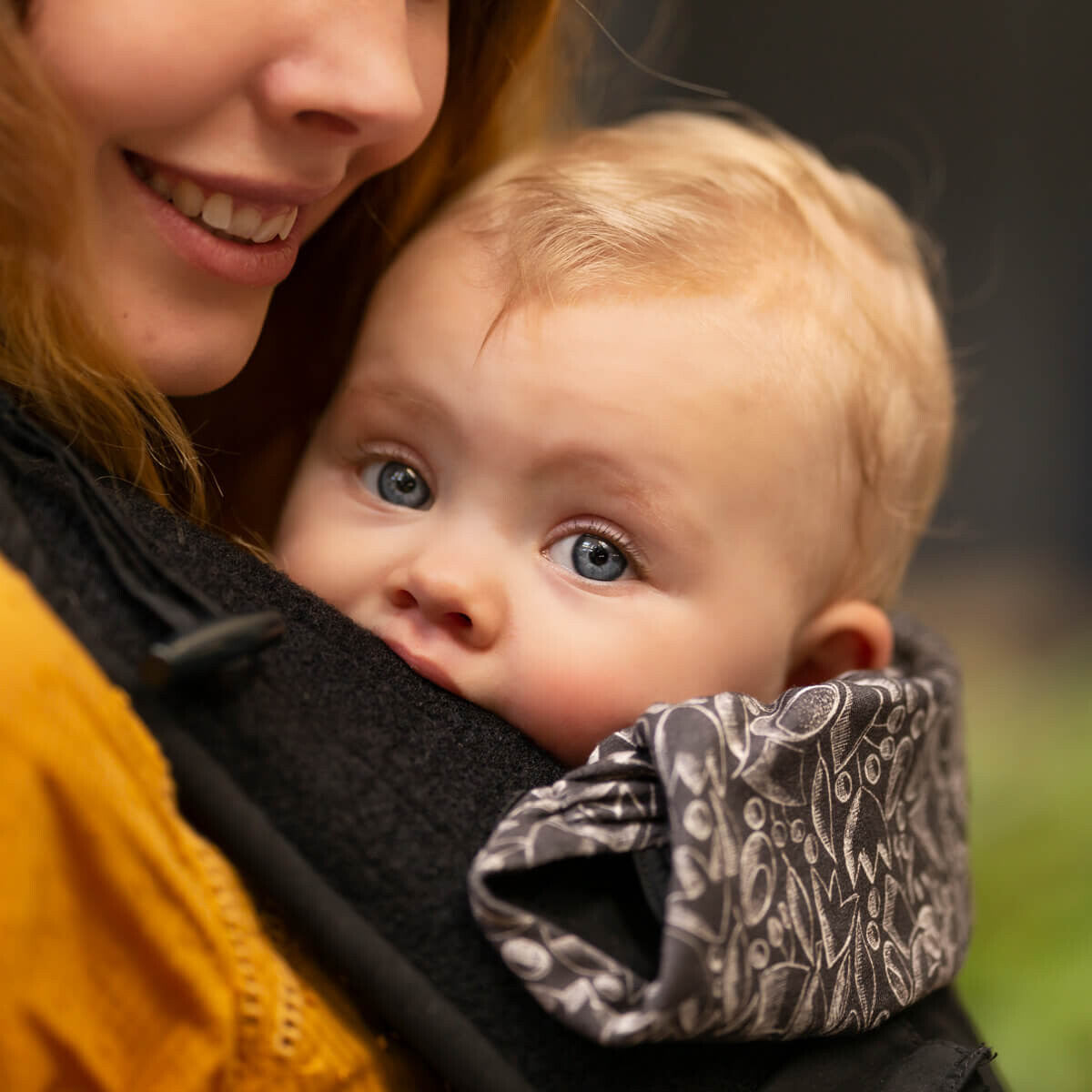 Babytrage Bondolino Plus Schwarz mit Blumen